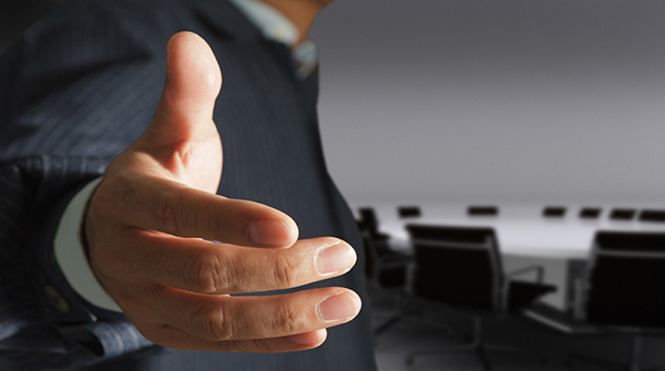 数据仓库如何应对资源不足导致的核心任务延迟？