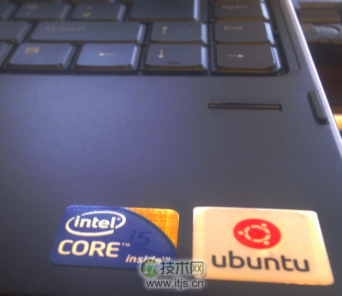 安装ubuntu的朋友，可能你安装了系统但不知道或没有注意，你的电脑会很热。这种发热主要的原因之一是来自于硬盘的发热。因此通过以下两种方法来降低硬盘发热带来的影响。（以下方法不适用于 SSD 硬盘）以下是我以前用过的两种降温方案，方法来自于网络。方案一1.安装laptop_modesudo apt-get install laptop-mode-tools2.启动laptop_modesudo laptop_mode start3.测试是否启用cat /proc/sys/vm/laptop_mode0 表示未启用 其他表示启用。查看 laptop_mode 报告的详细状态。sudo laptop_mode status4.先看一下自己硬盘的状态(sata硬盘)sudo hdparm -I /dev/sda |grep Advanced5.设定 laptop_mode 为启用sudo gedit /etc/default/acpi-support一般就是最后一行改成 ENABLE_LAPTOP_MODE=true 。6.配置laptop-mode.confsudo gedit /etc/laptop-mode/laptop-mode.confENABLE_LAPTOP_MODE_ON_AC=1 #当笔记本使用交流电时也开启laptop-modeCONTROL_HD_IDLE_TIMEOUT=0 #关闭 HD_IDLE_TIMEOUT(硬盘进入待机)CONTROL_READAHEAD=1 #启用readaheadLM_READAHEAD=4096NOLM_READAHEAD=128 #readahead buffer,假如是听mp3 3-5M,假如是看电影 8-10MENABLE_LAPTOP_MODE_WHEN_LID_CLOSED=1 # 这里好像是关闭笔记本盖子的功能设定MINIMUM_BATTERY_CHARGE_PERCENT=11 # 关于电池电量达到11% 禁用laptop_mode DISABLE_LAPTOP_MODE_ON_CRITICAL_BATTERY_LEVEL=8 #极低电量禁用 laptop_modeCONTROL_HD_POWERMGMT=1 #启动硬盘电源的管理模式BATT_HD_POWERMGMT=192LM_AC_HD_POWERMGMT=192NOLM_AC_HD_POWERMGMT=192方案二这个简单。在ubuntu 里面，swappiness的值的大小对如何使用swap分区是有着很大的联系的。swappiness=0的时候表示最大限度使用物理内存，然后才是 swap空间，swappiness＝100的时候表示积极的使用swap分区，并且把内存上的数据及时的搬运到swap空间里面。两个极端，对于 ubuntu的默认设置，这个值等于60，建议修改为10。1.查看你的系统里面的swappinesssudo cat /proc/sys/vm/swappiness可以看到是 60。2.修改swappiness值为10sudo gedit /etc/sysctl.conf在这个文档的最后加上这样一行：vm.swappiness=10保存关闭。3.重启sudo reboot